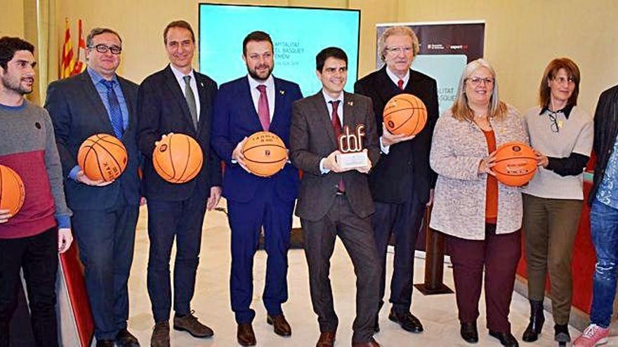 L&#039;alcalde Castells, al centre, amb la distinció d&#039;Igualada com a capital del bàsquet femení per a tot el 2019