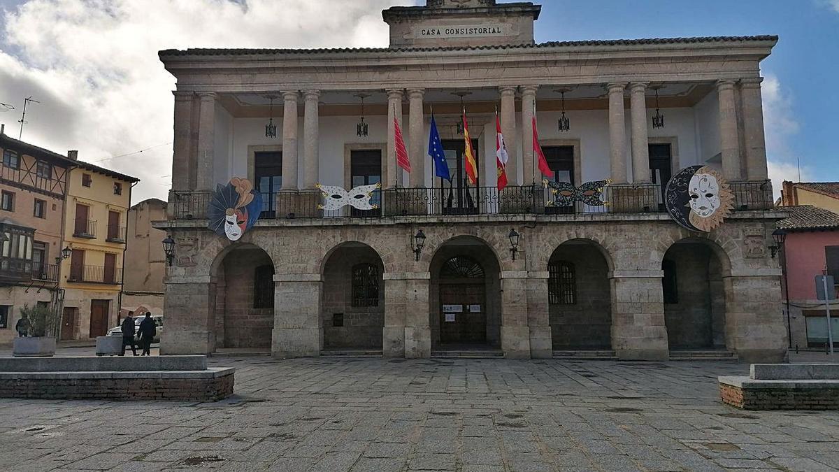 Fachada del Ayuntamiento de Toro decorada con las máscaras de carnaval. | M. J. C.