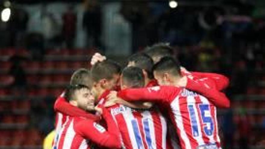 Pinya dels gironins després d&#039;un gol contra el Sevilla Atlètic.