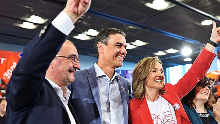 Lambán y Alegría con Pedro Sánchez, en las elecciones de Zaragoza. | CHUS MARCHADOR