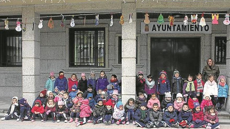 Los más pequeños participan en la decoración navideña