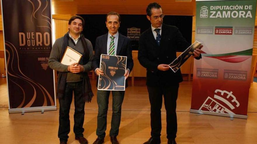 El director del festival, Manuel Vaz (izq.); el vicepresidente de la Diputación, José Luis Prieto; y el secretario de la FRAH, José Luis González.