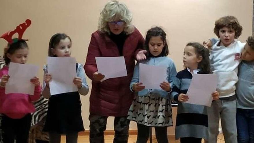 Parte de los pequeños ensayan en la Escuela de Música con Cristina López del Hierro.