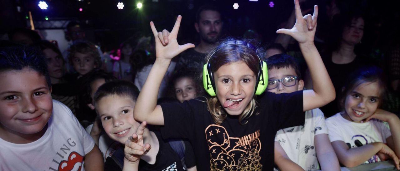 Nel Díaz, con una camiseta de «Nirvana», durante la fiesta de fin de curso de la Derrame Rock School.