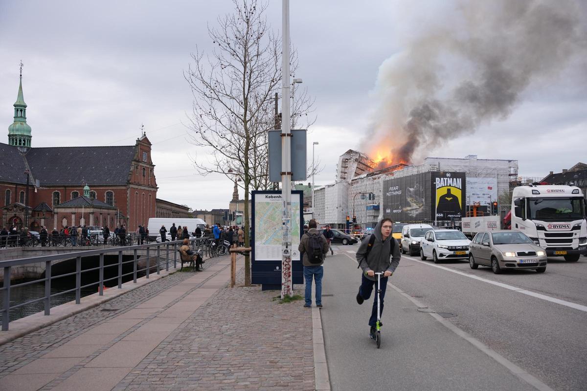 El fuego devora el edificio de la Bolsa de Copenhague