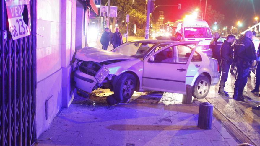 El coche se ha empotrado contra la fachada de un bar en Ronda de Garay