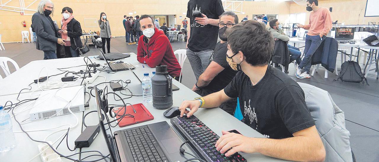 El Hackaton Facsa, celebrado en la UJI a finales del 2021, plantea a los participantes resolver retos de ciberseguridad.