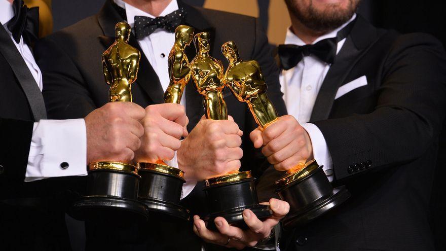 Ganadores de los Óscar muestran sus estatuillas.