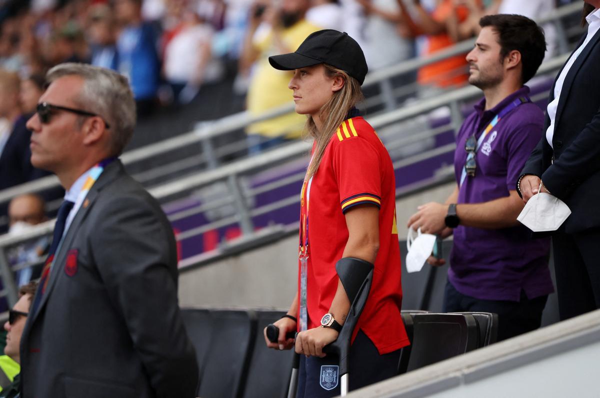 La española Alexia Putellas con muletas en las gradas antes del partido