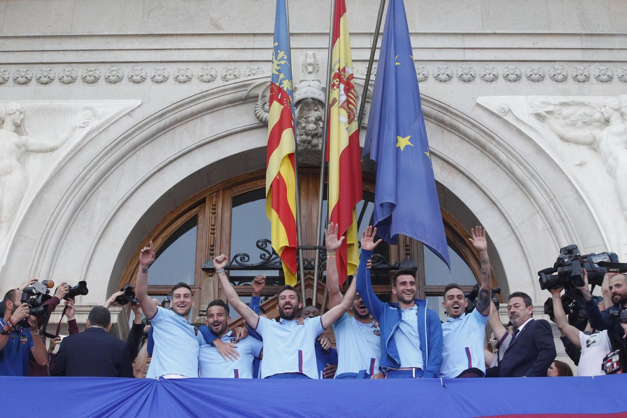 Rememora anteriores ascensos del Levante con imágenes ya históricas