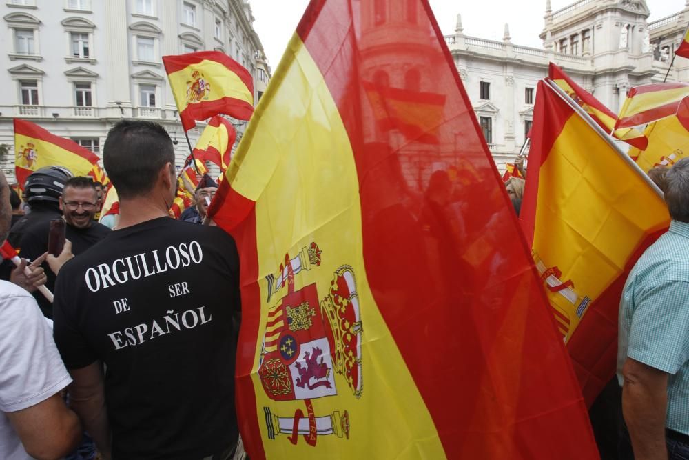 Caravana de vehículos con banderas españolas en València