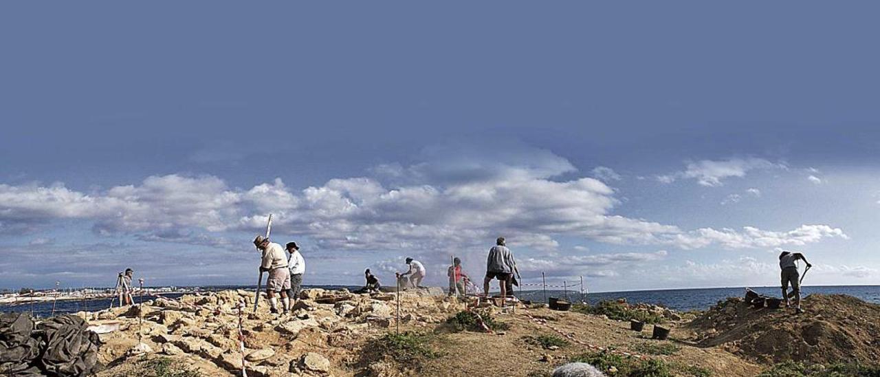 Un grupo de arqueÃ³logos trabajando.