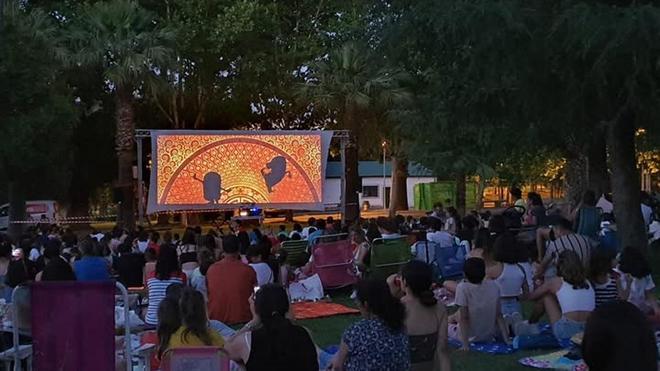 Cine de verano Aupex cumple casi tres décadas llevando películas a los pueblos de Extremadura