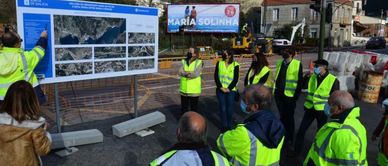 Ethel Vázquez y la alcaldesa en la obra de la rotonda de Domaio.   | // G.N.