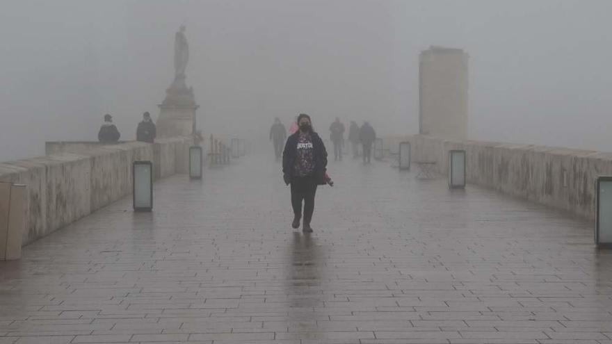 Niebla en el Puente Romano de Córdoba.
