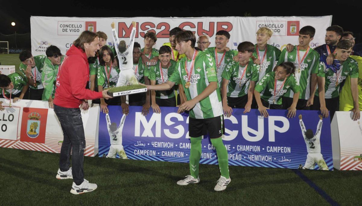 Michel entrega al capitán del Betis el trofeo de campeón sub 16. | PABLO H. GAMARRA