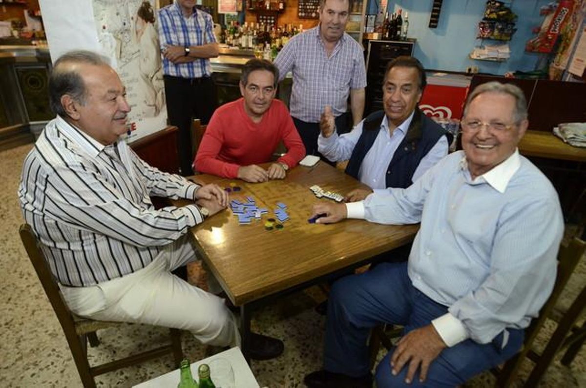 Carlos Slim (esquerra) i Olegario Vázquez Raña (dreta), amb uns amics jugant al dòmino al bar Moncho.