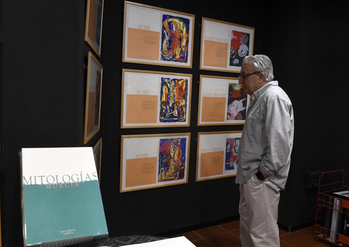 Un hombre observa las obras de la exposición ‘Mitología del Entierro de la Sardina’, en la galería La Innovadora.
