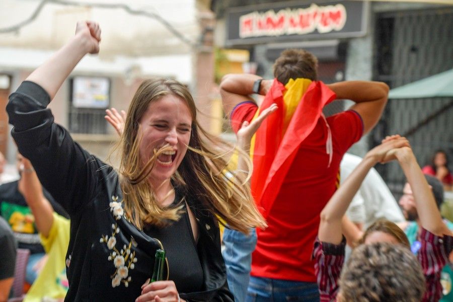 Aficionados ven en la capital grancanaria el partido de España en cuartos de final de la Eurocopa