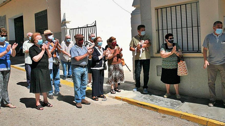 Alcublas arropa a su médico durante 38 años en su último día de trabajo