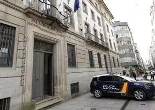 El acusado de violar e intentar asesinar a su expareja en A Estrada insulta a mujeres testigos antes del juicio