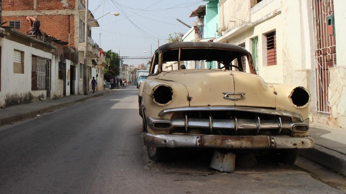 ¿Abandonar un coche en la calle tiene consecuencias?