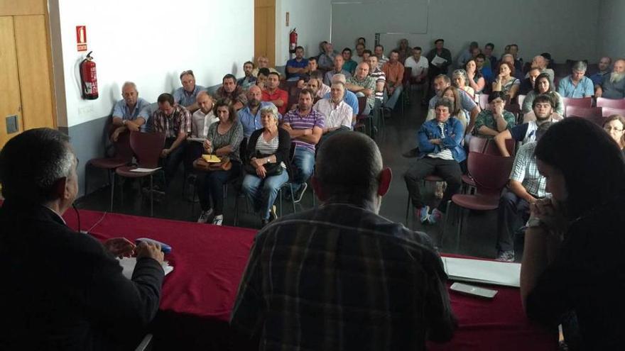 Manuel Calvo, Ramón Juste y María López (concejala de Desarrollo Rural), de espaldas, durante la charla sobre tuberculosis, ayer, en Arriondas.