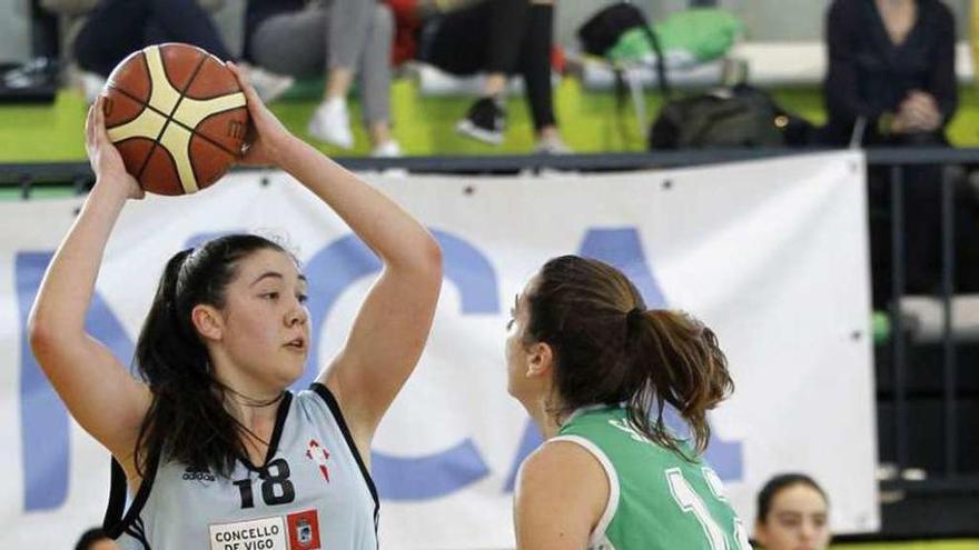 Ángela Coello, del Celta Zorka, con el balón. // José Lores