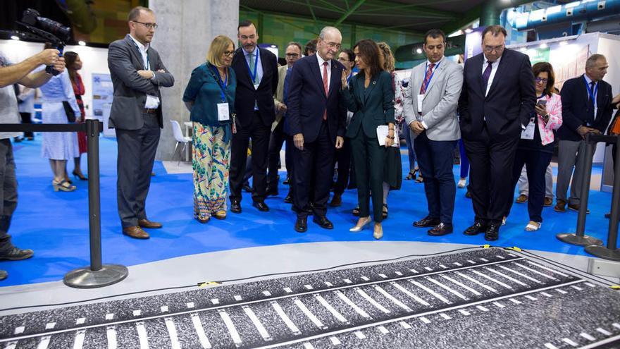 La presidenta de ADIF, Isabel Pardo de Vera (3d) conversa con el alcalde de Málaga, Francisco de la Torre (4i) durante la inauguración de la segunda edición del foro internacional S-Moving.