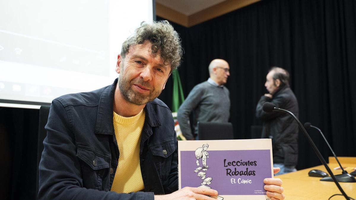 Fermín Solís junto a un ejemplar del cómic