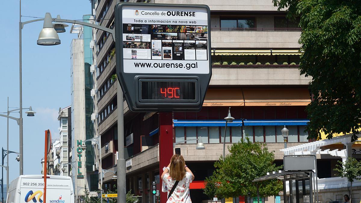 Un termómetro marca 49 grados en una calle de Orense, Galicia.