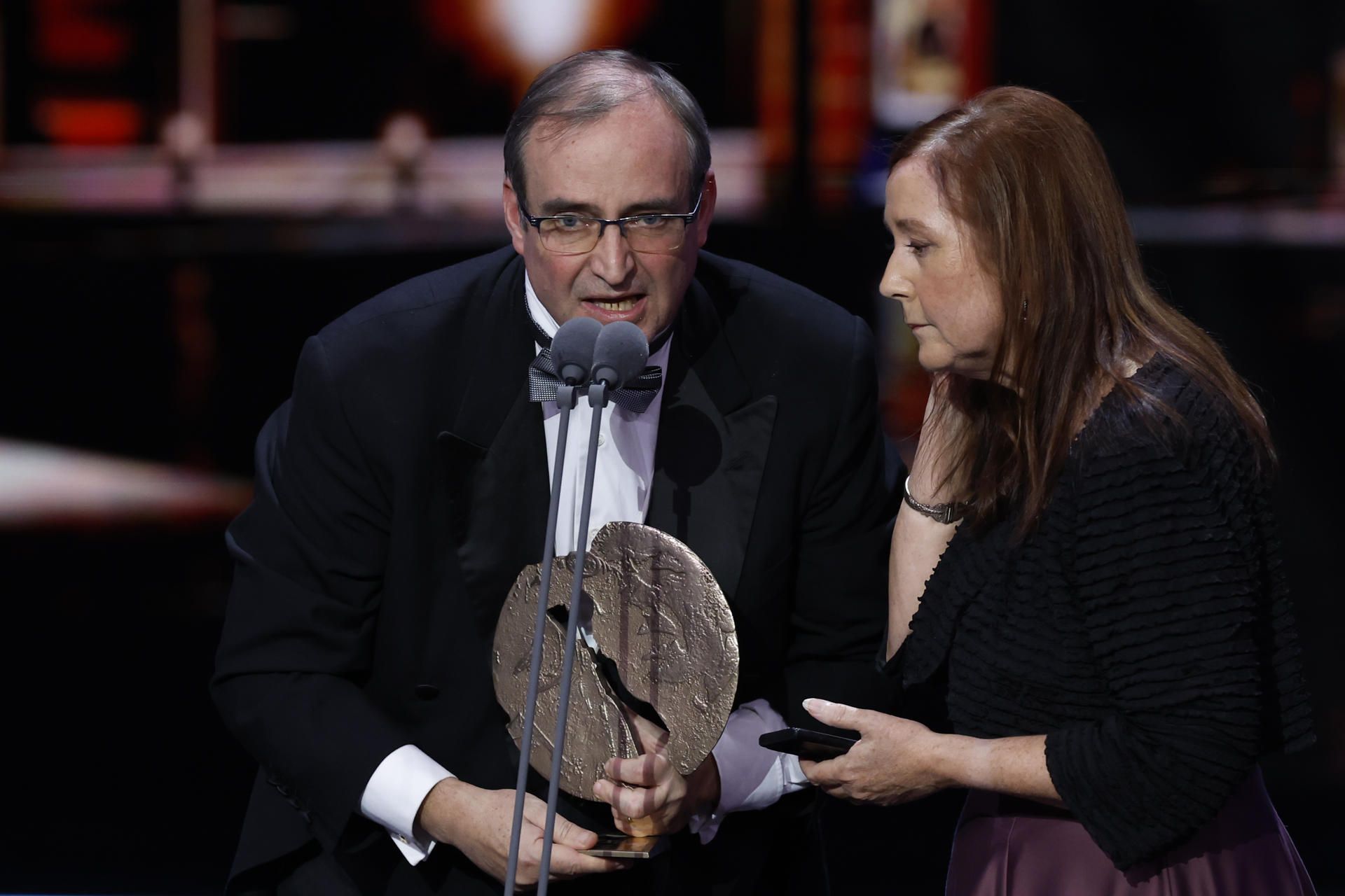 Maria Luisa Pujol y el presidente de la Fundaci�n Aula de Cine, Jorge S. Bonet, tras recibir el premio a �Mejor largometraje documental�..jpg