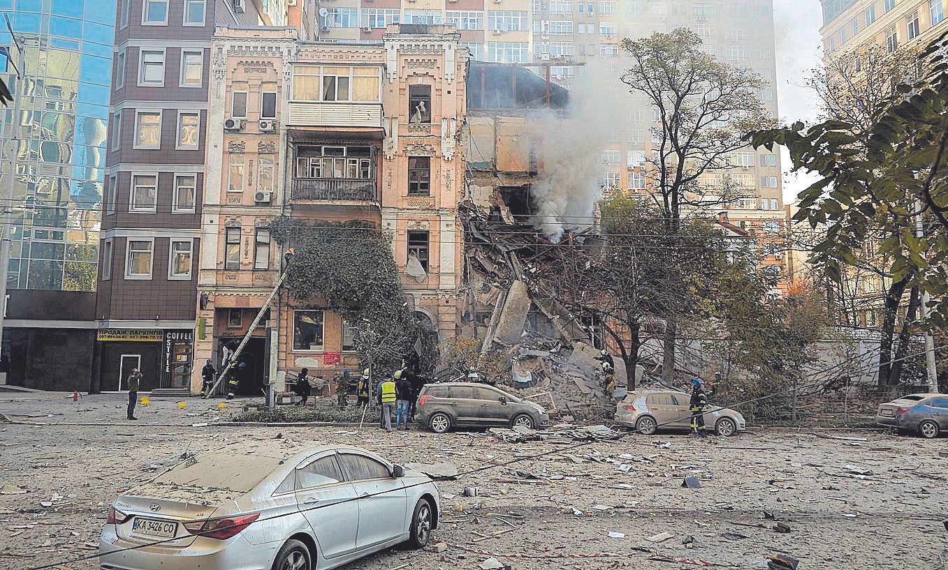 Drones suicidas destrozan varios edificios en Kiev