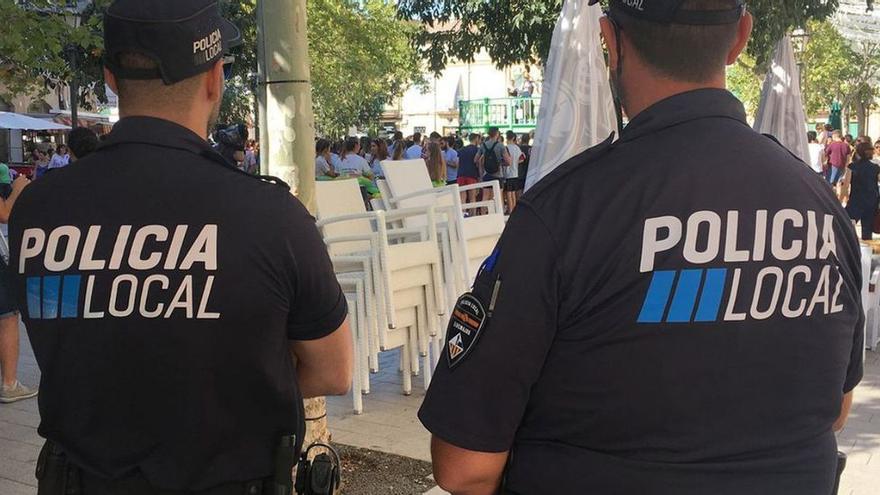 Agentes de la Policía Local de Llucmajor, durante un servicio en la localidad.