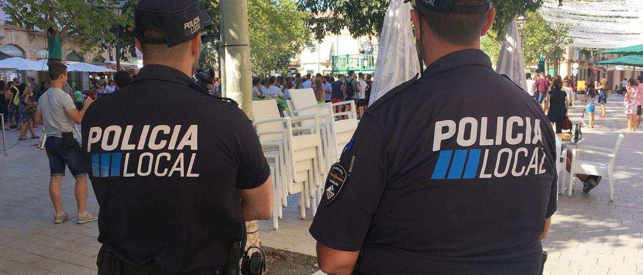 Agentes de la Policía Local de Llucmajor, durante un servicio en la localidad.