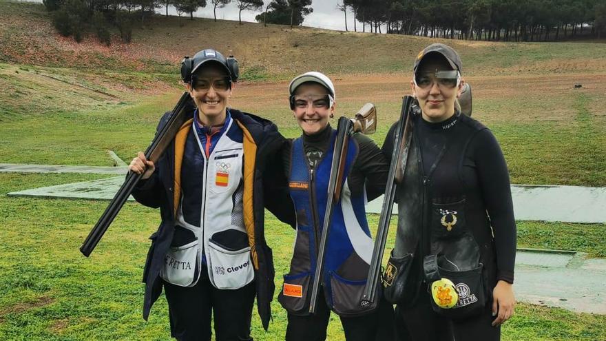 Fátima Gálvez, Mar Molné y Cristina Beltrán, tras acabar la Copa del Rey de tiro al plato.