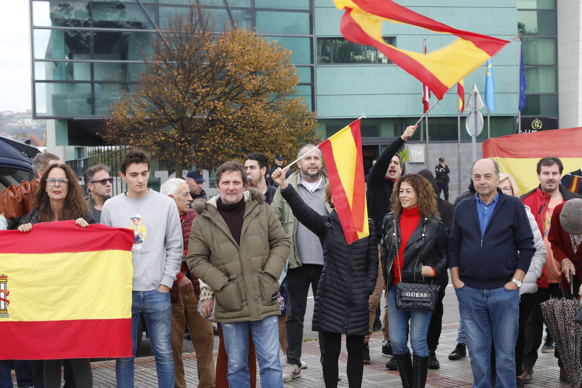 Concentración en Gijón frente a los hoteles del puente del Piles, en imágenes