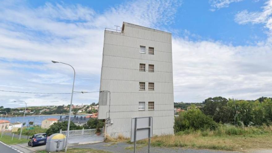 A la derecha, edificio que se expropia para demoler en la entrada de Mera. | // L.O.