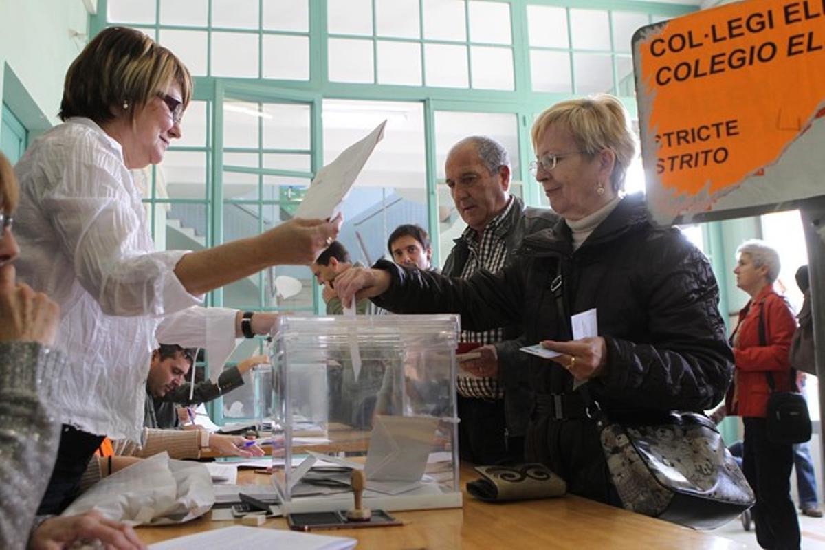 Electores acuden a votar en Figueres.