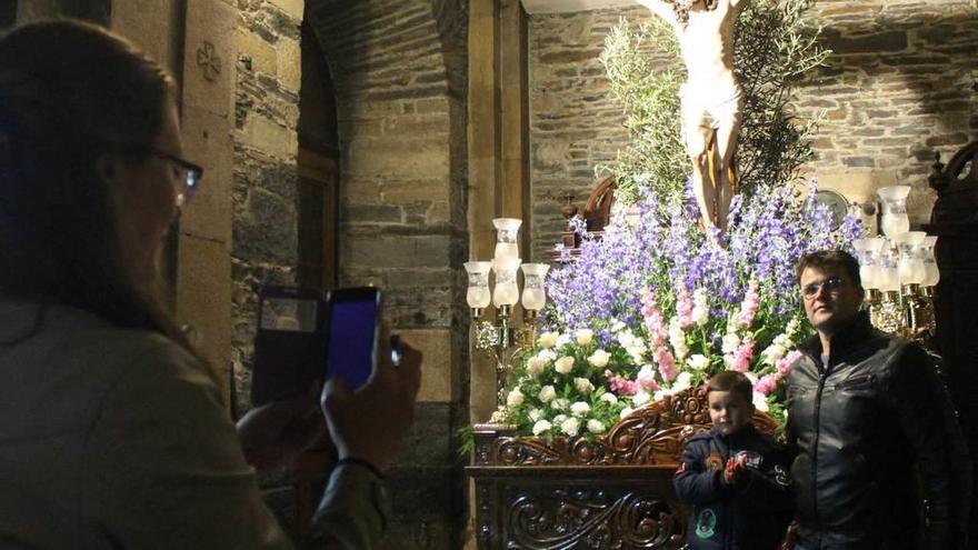 Violeta Arévalo retrata a su marido, José Luis Fernández, y a su hijo, Aitor Arévalo, junto a la talla.