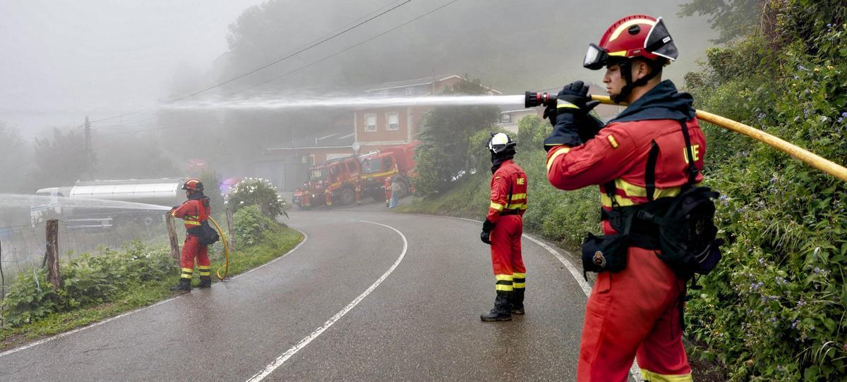 La UME se prepara en Valdés y Tineo para los incendios del verano