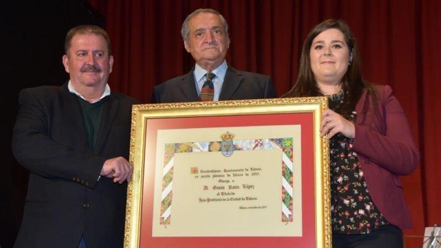 Ginés Rosa, en el centro, durante un homenaje en Totana