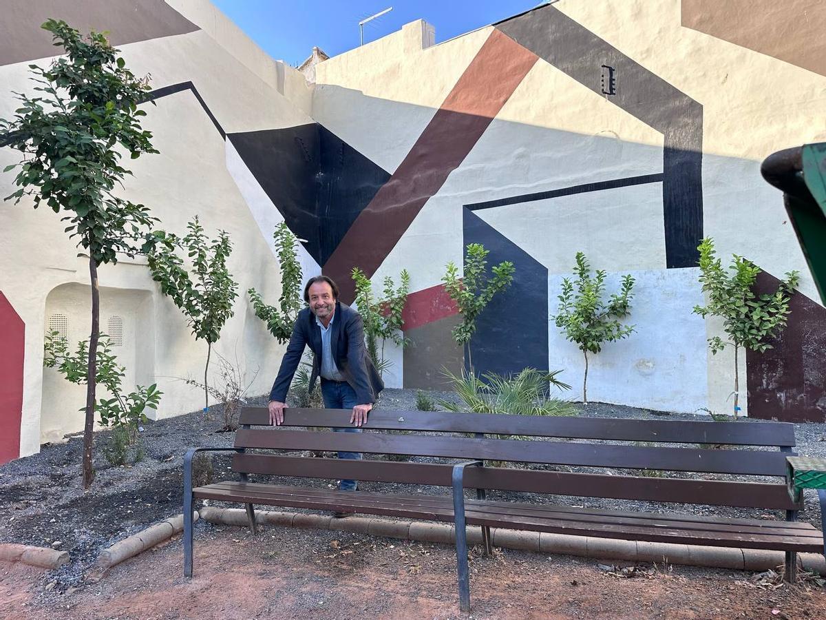 El delegado de Medio Ambiente y Sostenibilidad, Daniel García Ibarrola, en las nuevas zonas rehabilitadas del antiguo Cine Andalucía