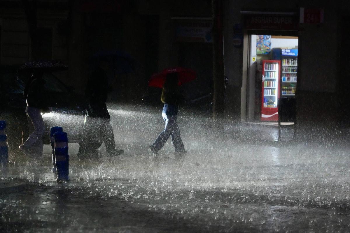 La calle de Lleida, en Barcelona, durante el episodio de intensa lluvia en la mañana del 6 de noviembre