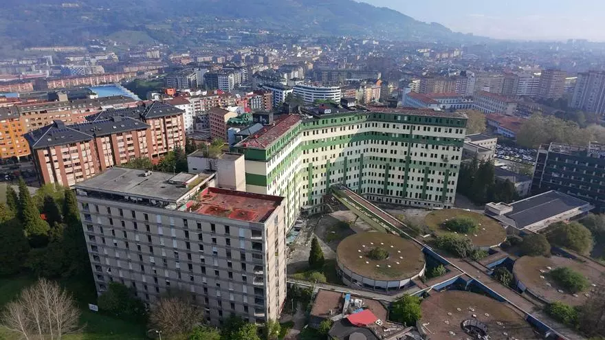 El adiós a un hospital fantasma: las cicatrices del viejo HUCA a vista de dron