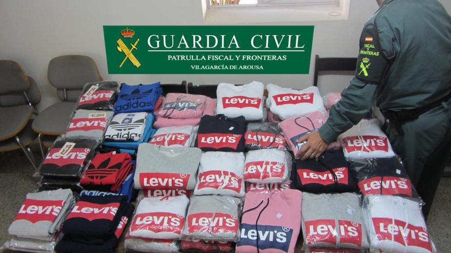 La Guardia Civil se incauta de una partida de ropa falsificada en Catoira