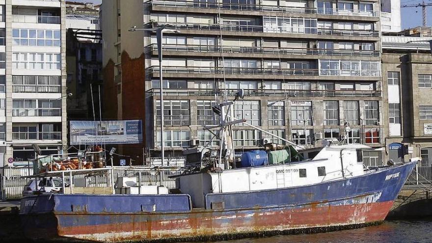 El &quot;Riptide&quot; permanece atracado en el puerto de Vigo. // José Lores