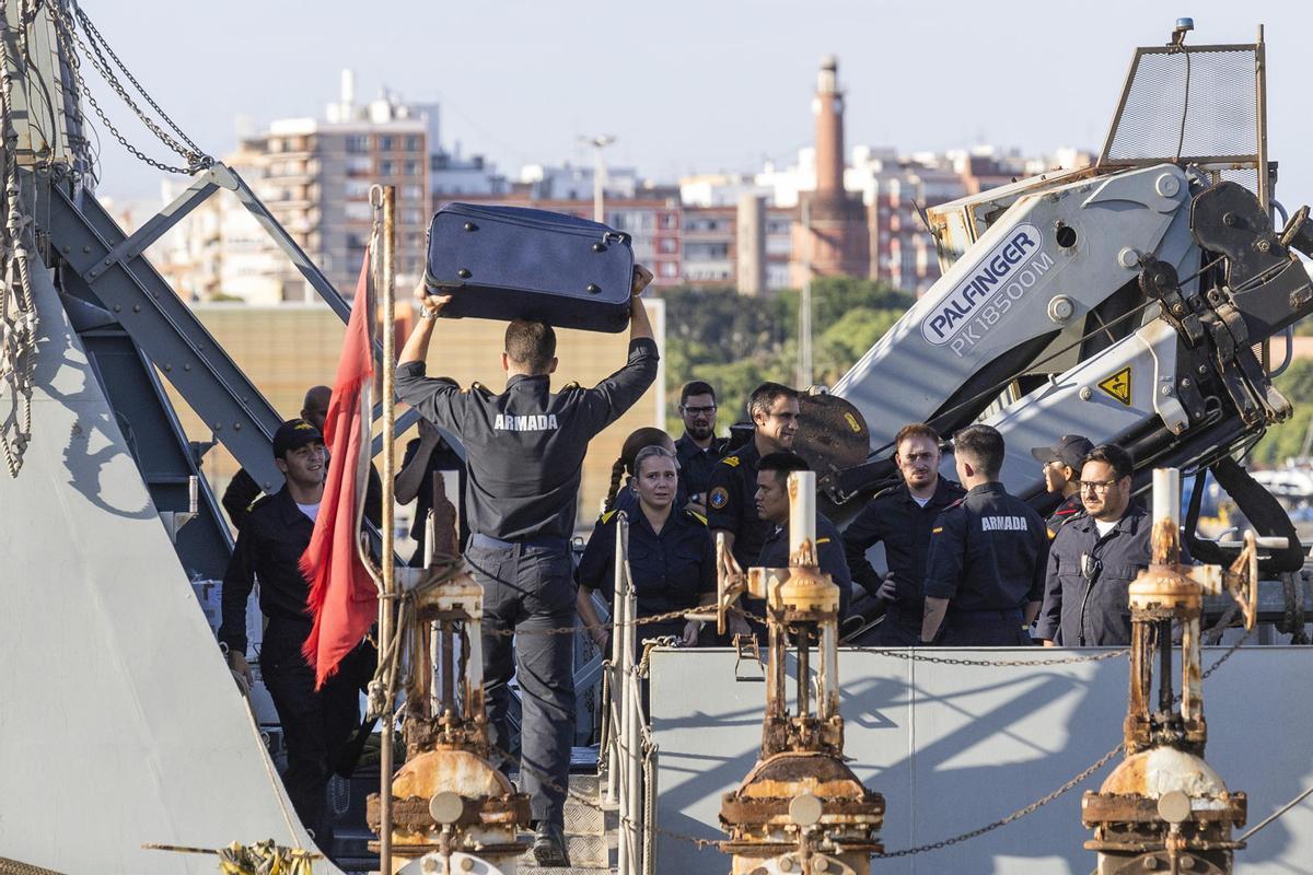 La tripulación embarca en el 'Furor', este jueves por la tarde