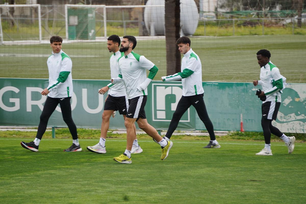 Un grupo de futbolistas del  Córdoba CF, en su llegada a una sesión en la Ciudad Deportiva.