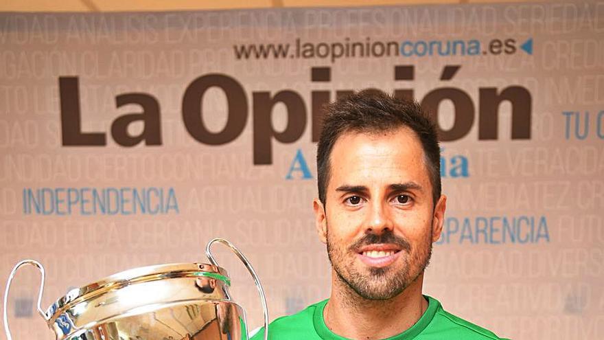 Jordi Adroher, en LA OPINIÓN, con la Supercopa de España. |  // C. P.